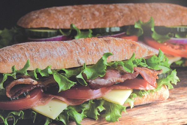 Sandwichs réalisés avec du pain maison